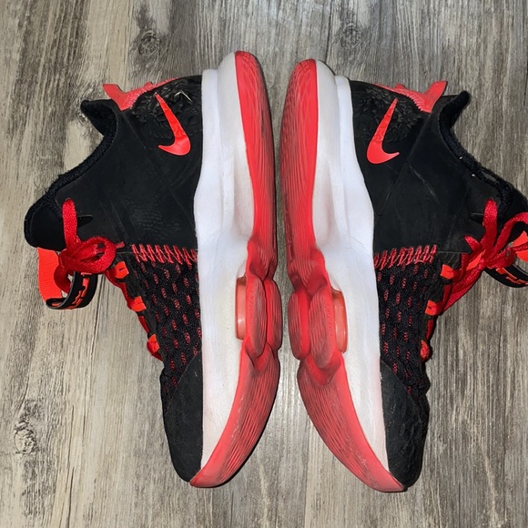 Lebron James Sneakers - Picture 3 of 6